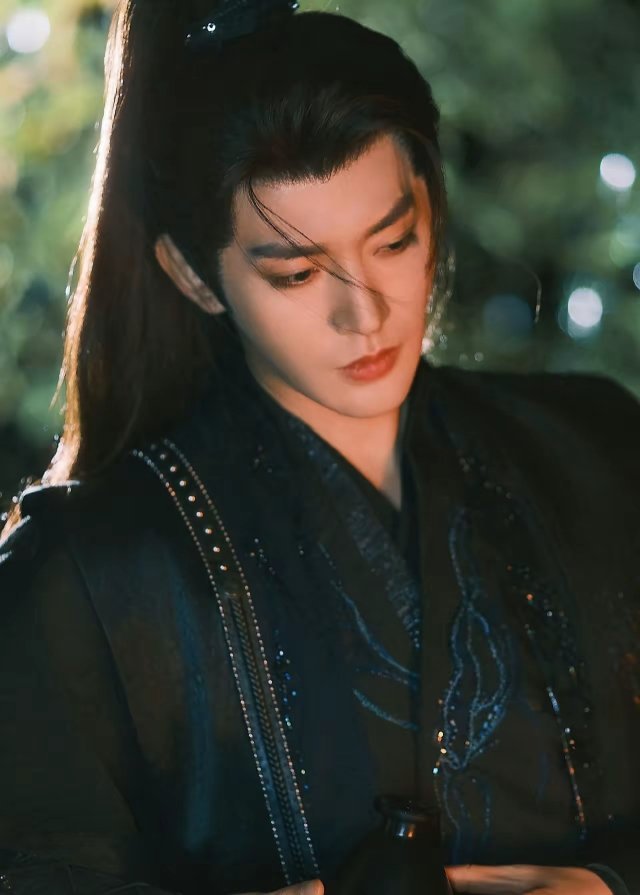 邓为有点可惜了，当年和张凌赫并列待爆咖，后《长相思》爆了，流量真的超好，粉丝超能