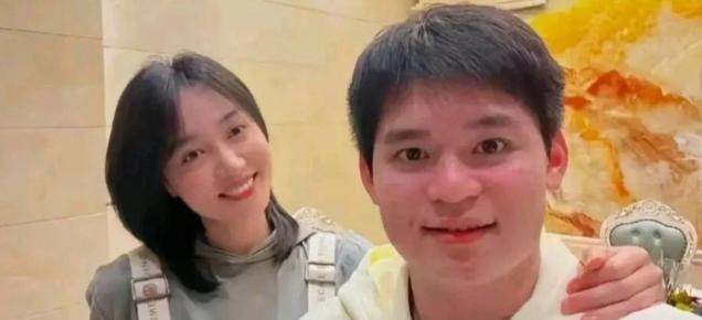 亚运刚斩获三金，林诗栋转头就推掉商业邀约，一身素颜直飞三亚找启蒙教练关艳。 