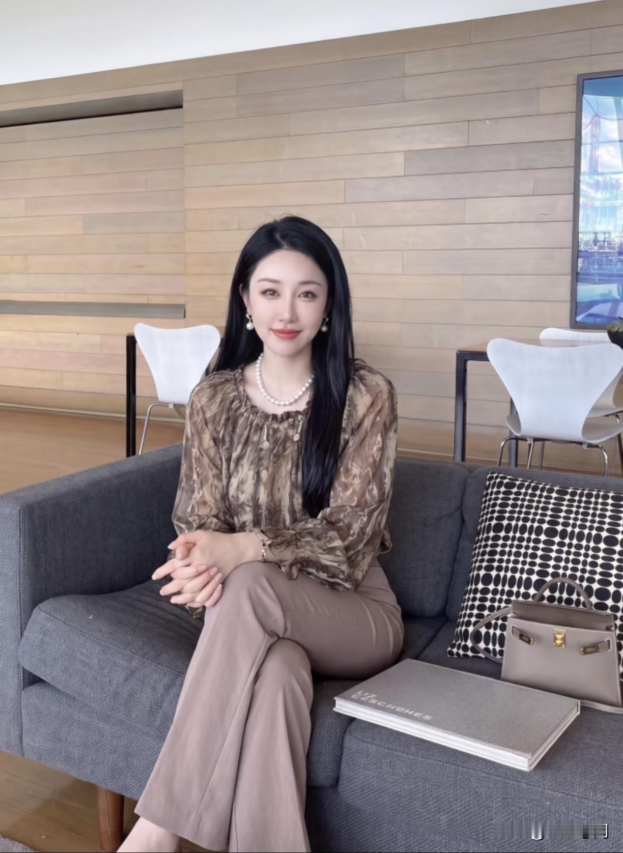 一位婚恋专家说：“现在大家不乐意结婚，原因很简单，男的不缺性，女的不缺钱，结婚能