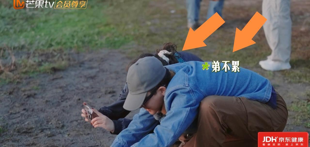 马思纯，张晚意你挤我，我挤你，硬挤过去，就为了抢占“C位”拍下这个场景。