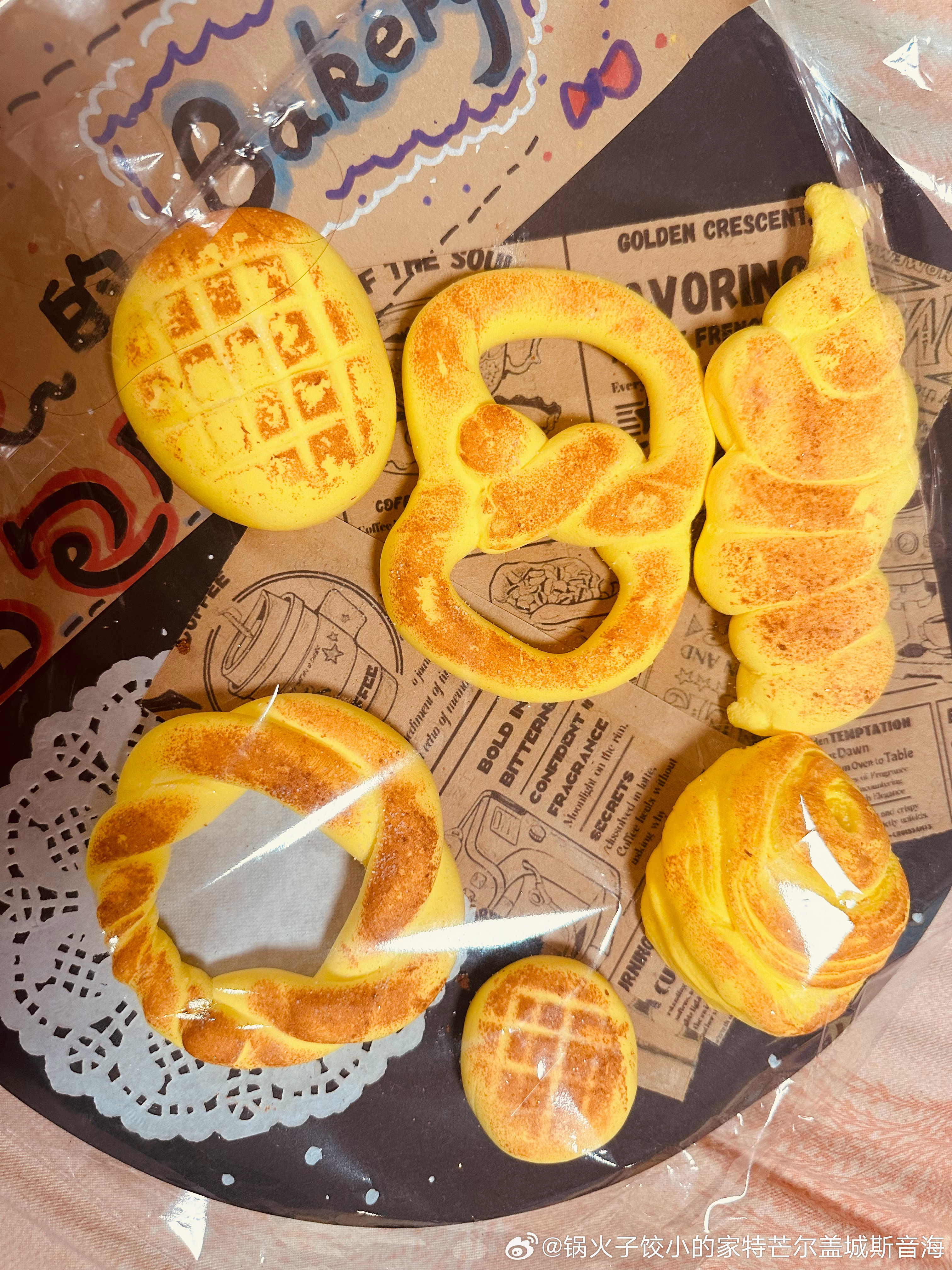 小孩儿真有开面包店的天赋啊！做的面包上面还有糖，一看就很香二旺财在后厨，大旺财进