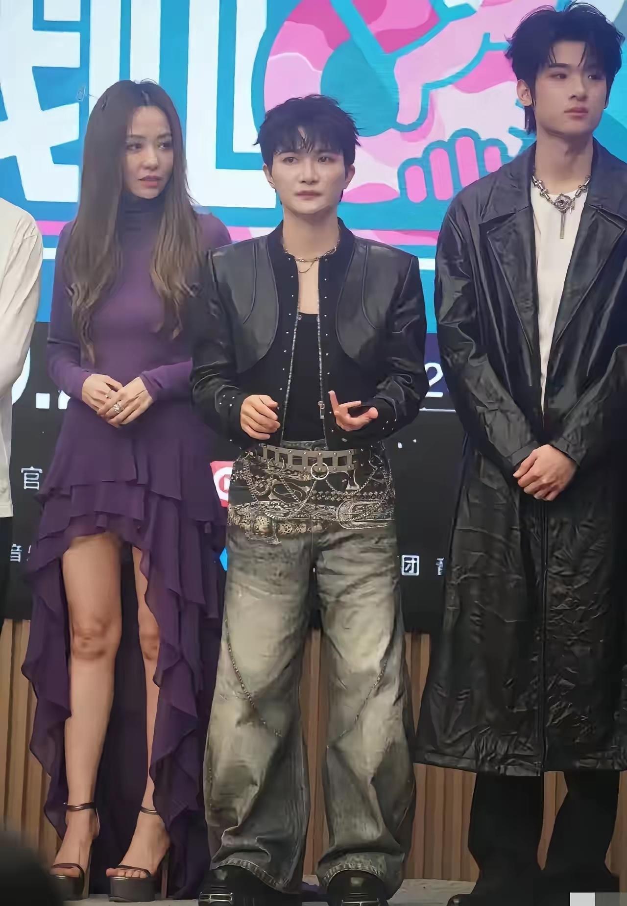 这是周深吗，怎么穿成这样啊？资本家要求的么