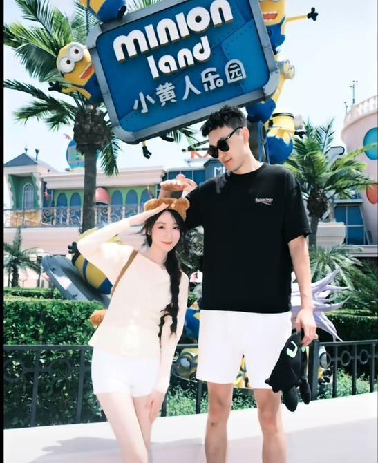 辽宁男篮的球员刘雁宇利用假期时间，和女朋友去北京环球影城游玩了。刘雁宇今年已经
