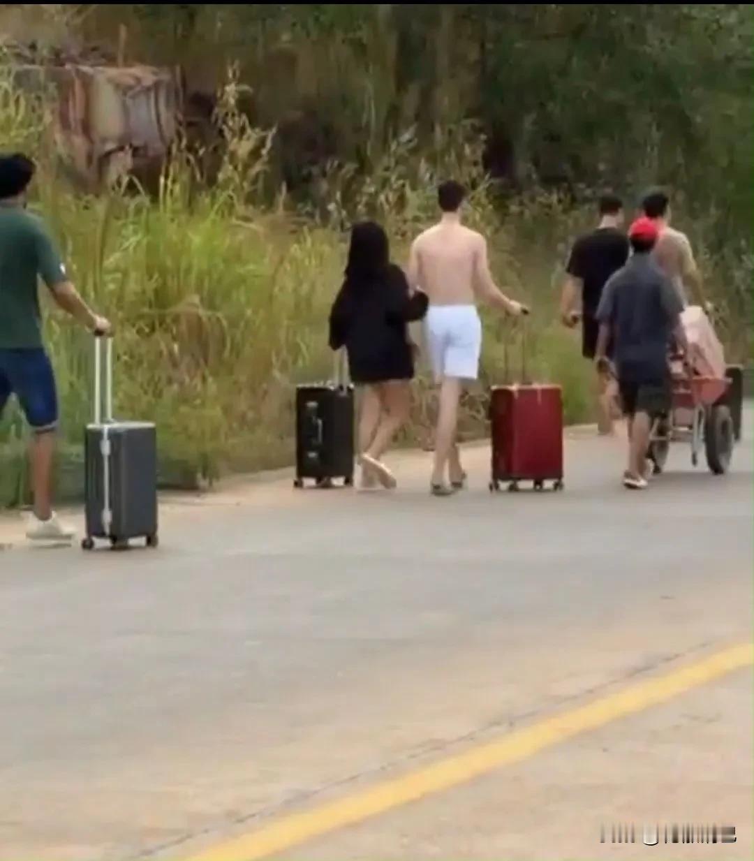 最近柬埔寨的电诈分子们可真是慌了神。泰国军队从12月7号开始，狠狠地空袭那些假装