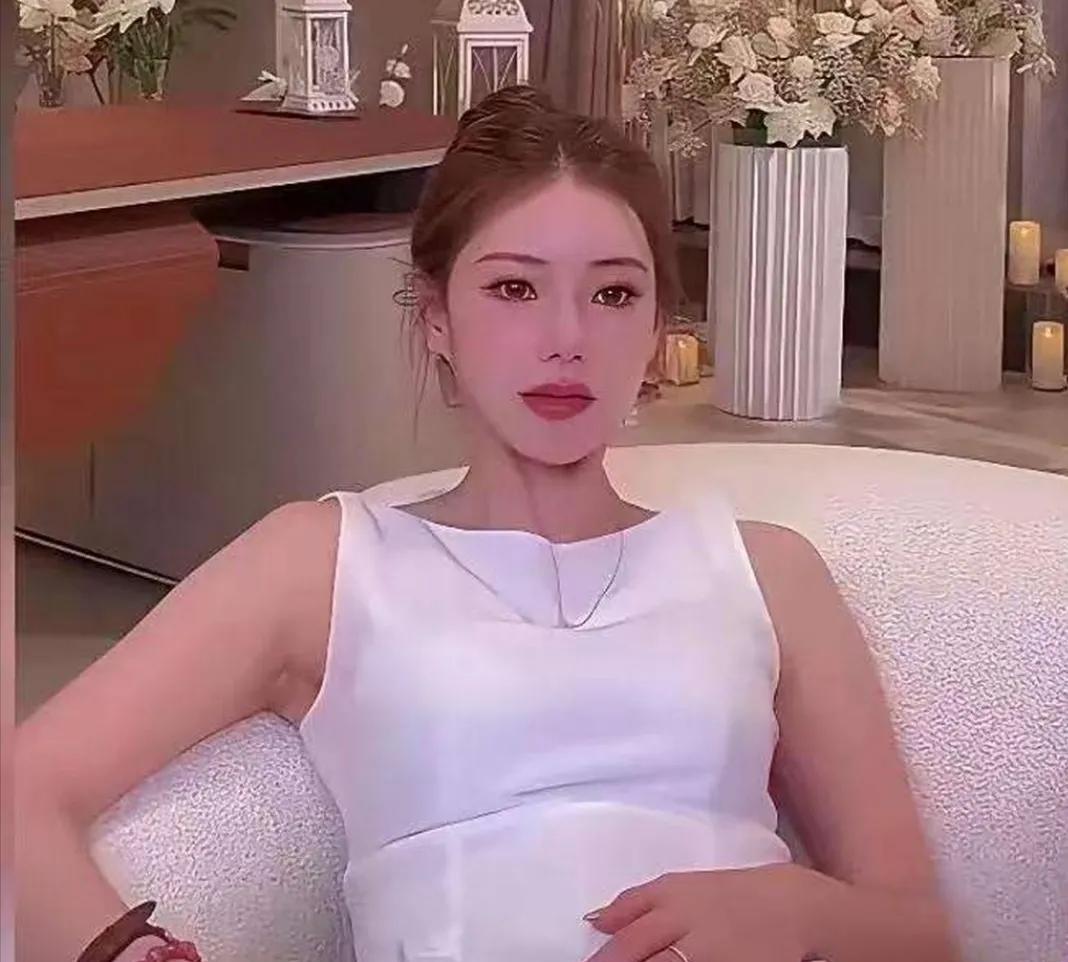 马筱梅这样的肚子，难免会让人联想到怀孕了，她在直播间，为了推广麻六记产品，都是实