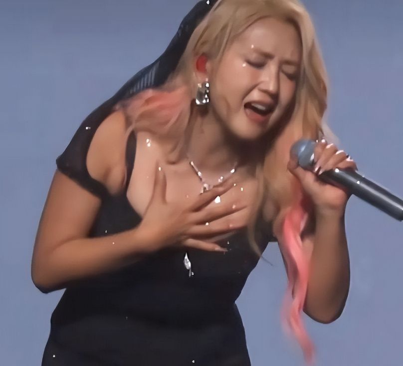 何洁这场演唱会，真的把“翻车”焊在脸上了！没修音的现场像开盲盒，跑调破音全在线；