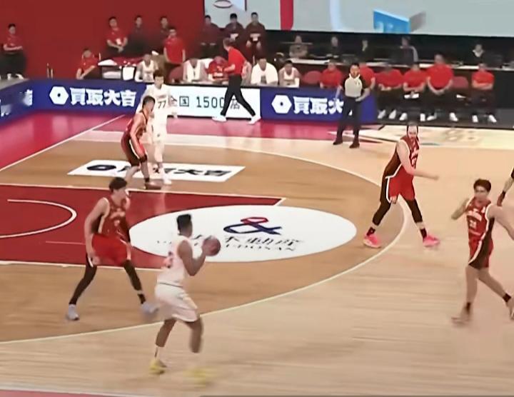 你就告诉我中国队的胜利是不是从贺希宁的三分开始二宁，廖三宁，贺希宁大秋，