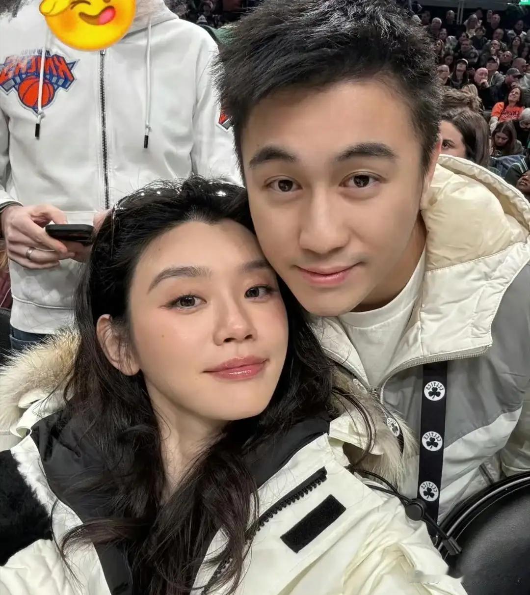 奚梦瑶和老公还有小姑子一起看球，超模就是厉害，穿这个毛毛靴子太出挑了，这个鞋子我