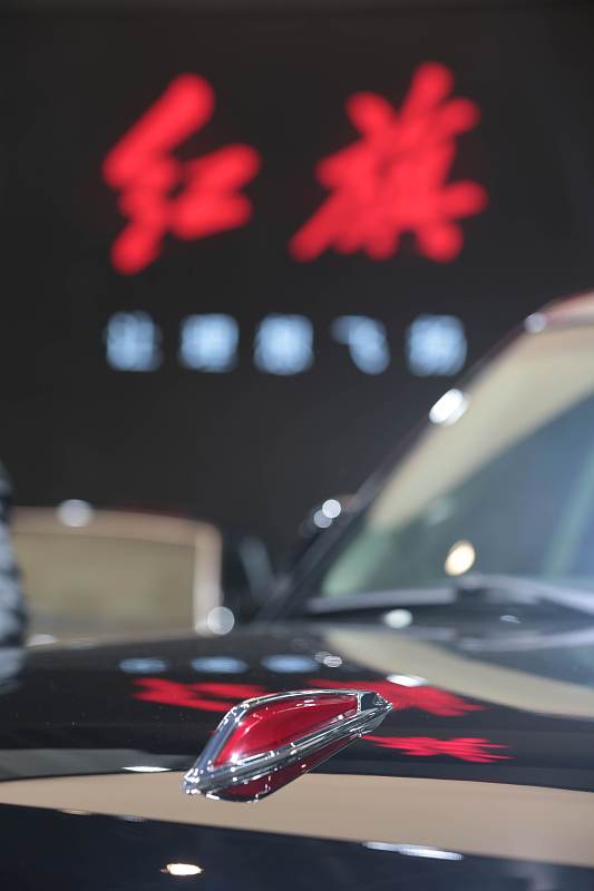 展台上红旗的几款新车型造型超酷炫，线条刚硬又不失流畅。像新款红旗H9，车身加长，气场更足，内饰豪华得