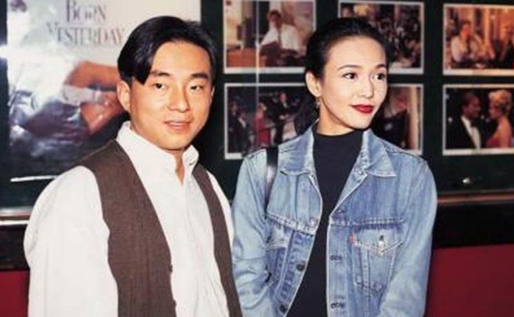 2008年，郑裕玲跟同居了16年的吕方彻底分了，还让他净身出户，吕方别的没要，就