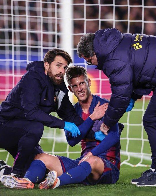 【伤停】巴萨的奥尔莫在对马竞的比赛中破门得分，随后就因伤退场，他的左肩脱臼，预计