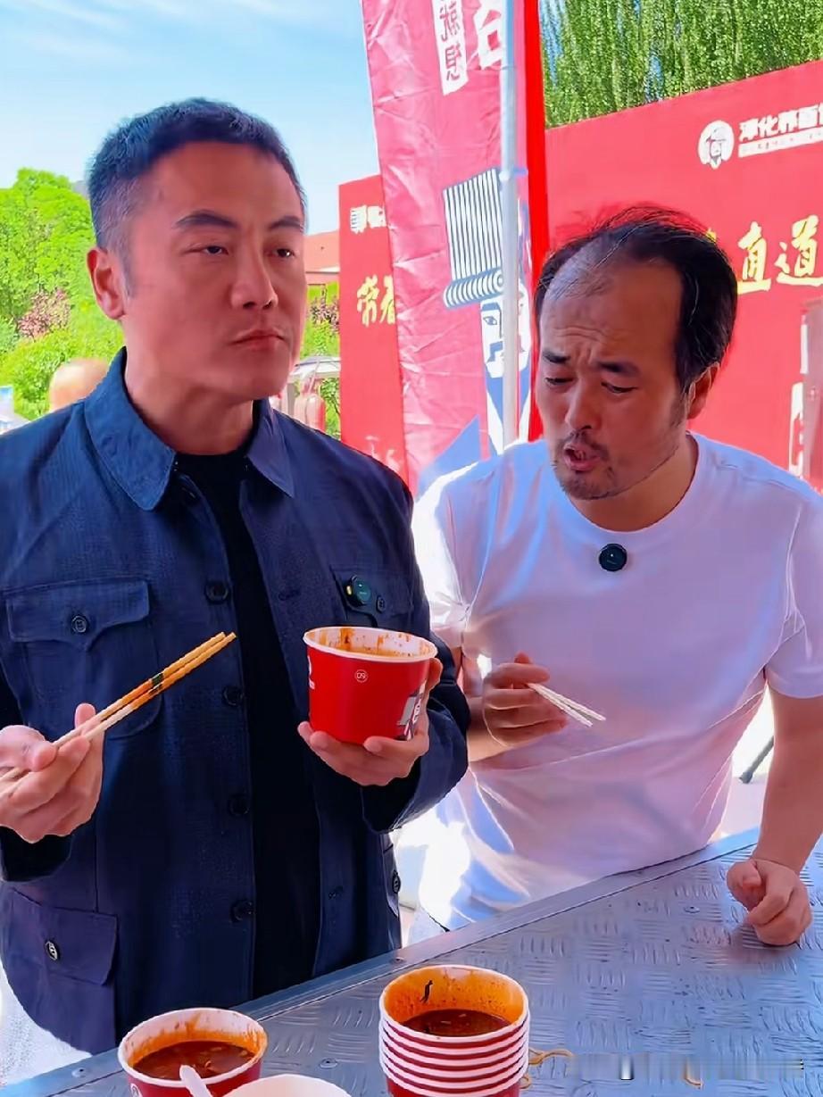 巜主角》戏外花絮，郭锤子和黄正经的陕西方言对话:郭锤子:哥，你都吃了十几碗了，