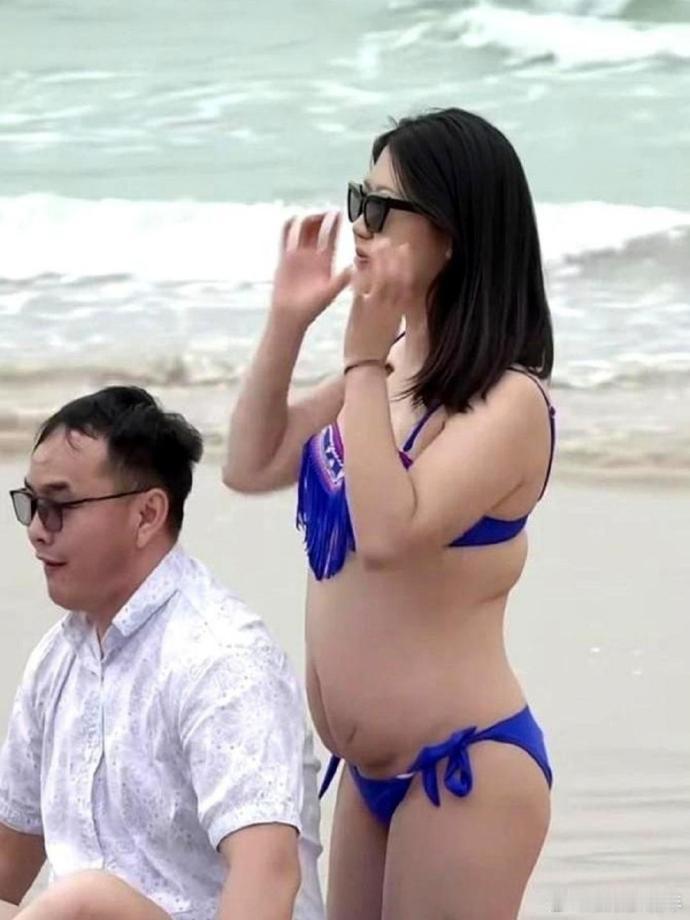 在海边，她洒脱自在，魅力难挡。普通装扮，却因那份放松，如海风般令人瞩目，镜头都为