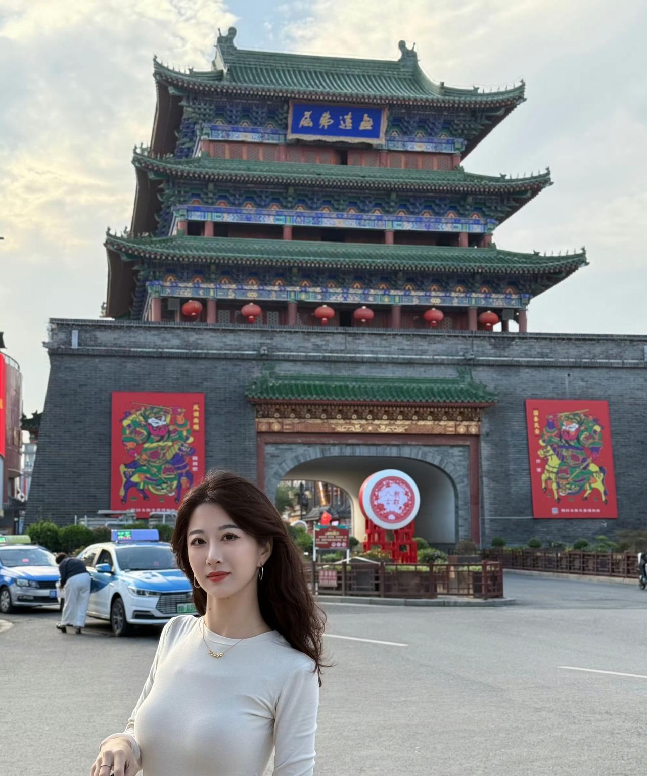 古城楼前人如潮，笑语盈盈意自闲。