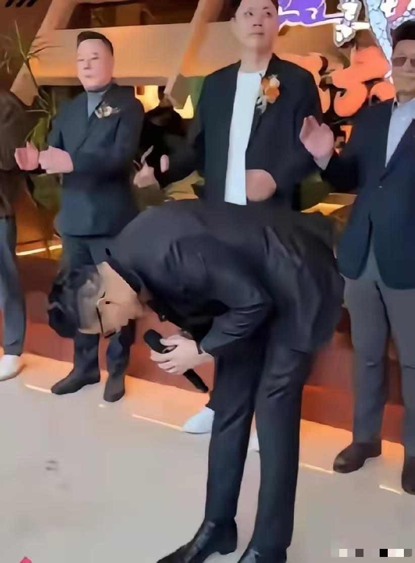 九十度鞠躬和瞪眼骂娘出于同一个人，是不是有点滑稽可笑，看看身边安稳的安总，