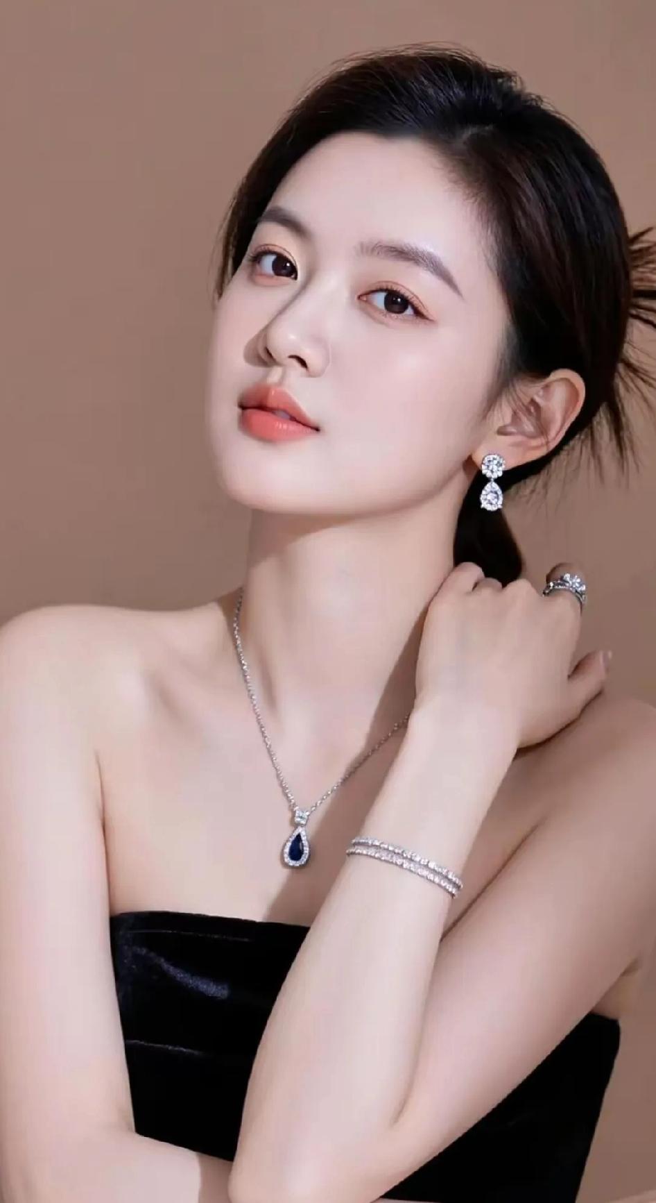 这位美女戴着精致的珠宝，好优雅！