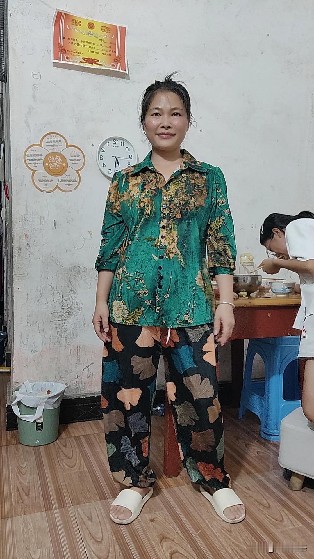40岁的我，穿上老公花160元买给我的一套衣服，看起来像60岁！该不会是