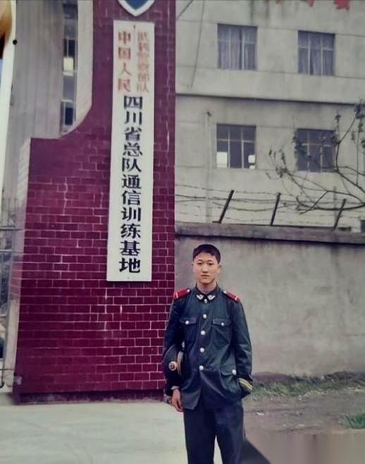 刀尖顶着后腰，18岁的姑娘拼命朝身边那个穿军装的武警使眼色。他扭过头，闭上眼，