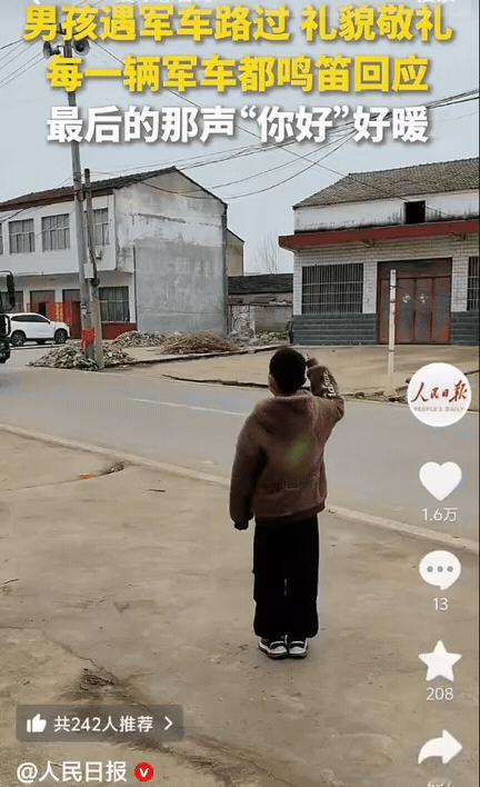 瞬间破防！安徽宿州，一个小男孩在家门口陪着爷爷奶奶。突然，奶奶像是看到了什么，赶