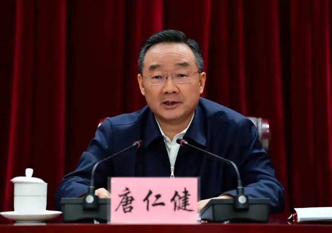 涤荡腐败阴霾，守护人民晴空腐败，犹如附在社会肌体上的毒瘤，侵蚀着公平正义的