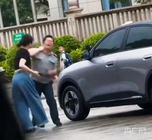 女子被保安扇耳光后和好？官方回应