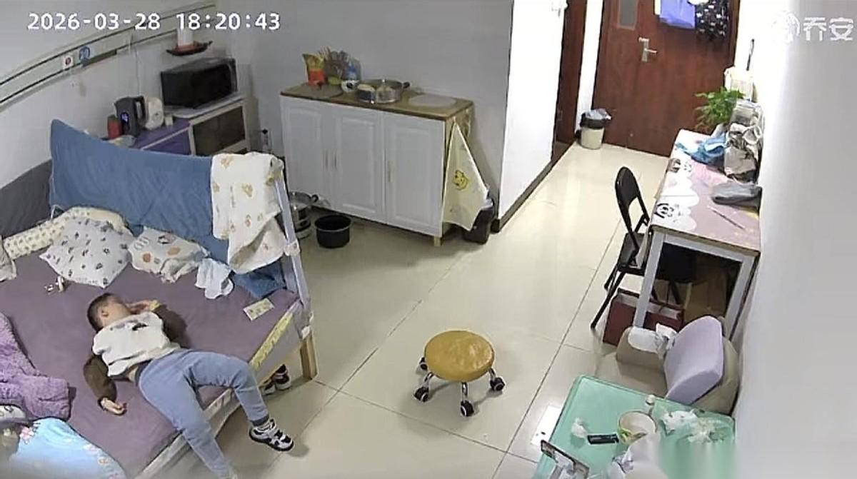 5岁男孩从小瘫痪不会走路，28日晚，妈妈把孩子放到床上便去端水给孩子洗脸，回来竟