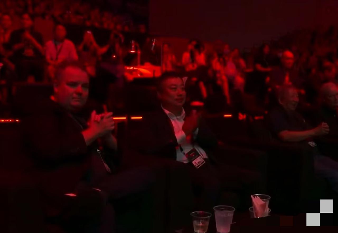 新加坡大满贯刘国梁到现场为国乒加油助威！男双决赛即将开始，林诗栋/黄友政VS