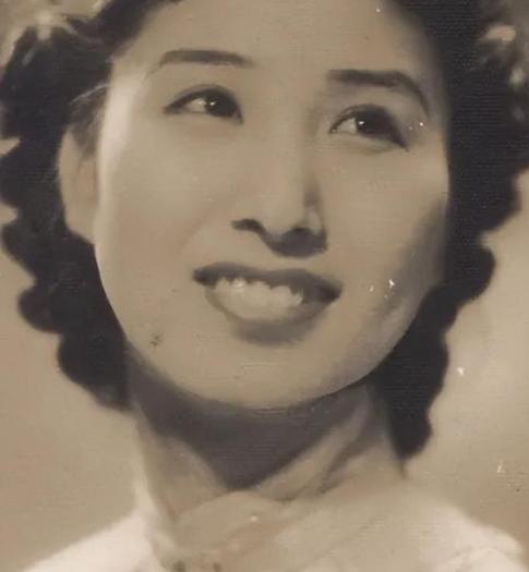 1940年深夜，民国大美女郑苹如，被秘密押到小树林执行枪决。特务垂涎她的美色，犹