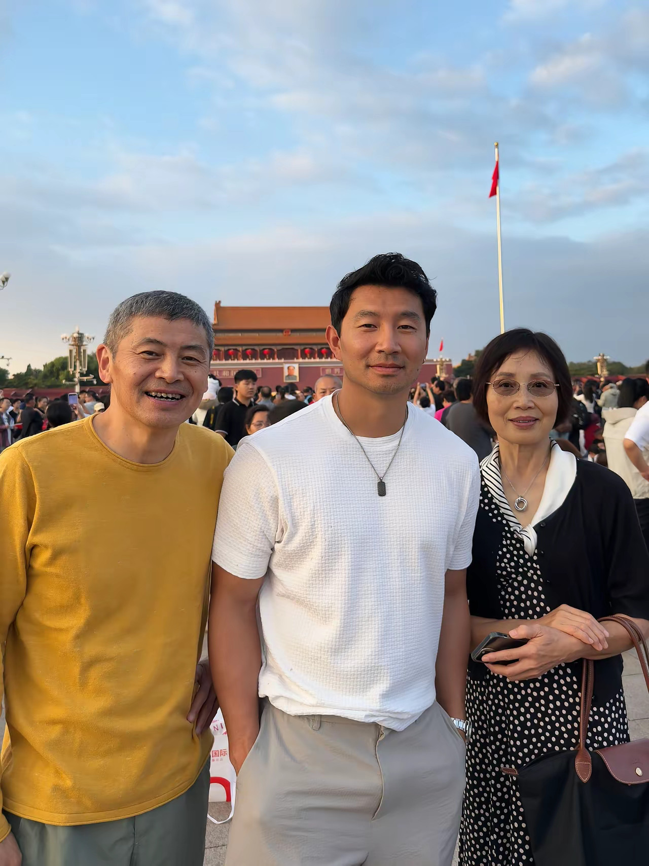 好莱坞漫威系列电影《尚气》男主刘思慕陪家人逛北京，第二部好像已经拍完了。他还参加