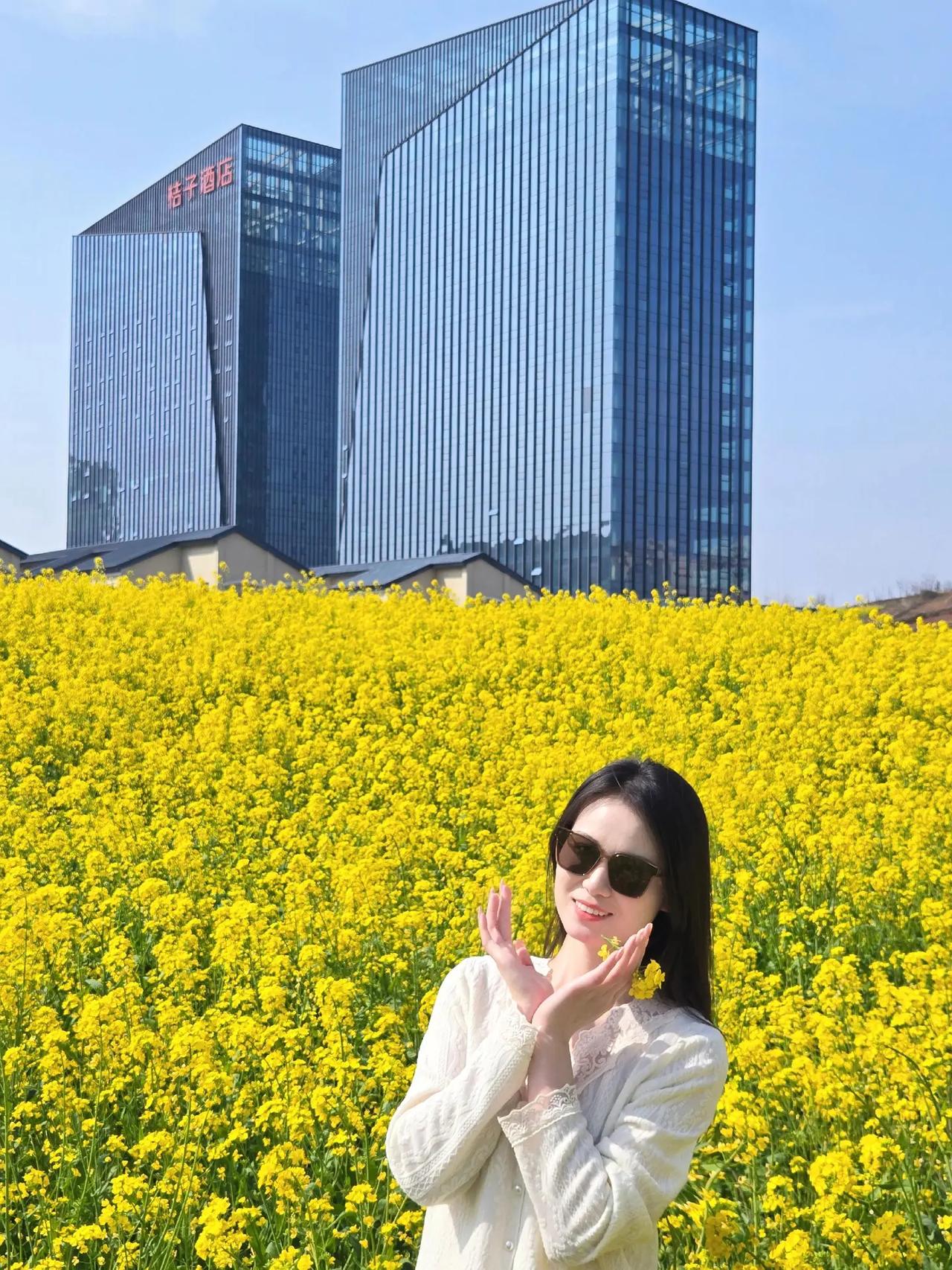 花海映楼阁，笑语满春风。