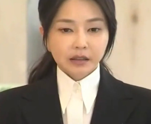 金建希首次接受特检组调查，金建希向国民道歉，她说，“我为自己这样微不足道的人以及