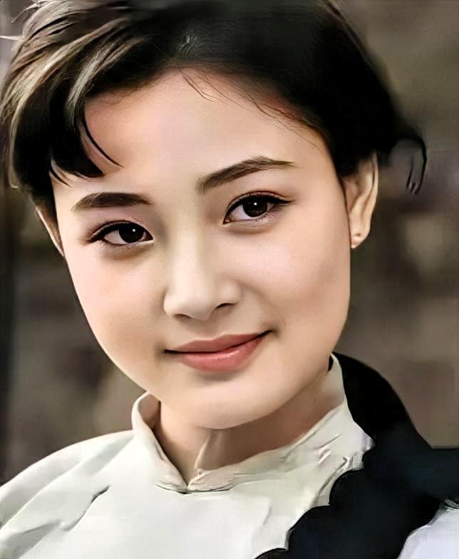 同样是老去，别人脸上还能找出年轻时的一点影子，陈冲是干脆把自己长成了另一个人。