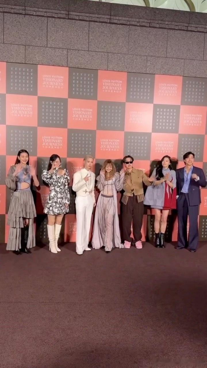 这站位，Lisa、郑号锡、李龙馥站C位，全智贤、孔刘镶边看来他们本土演员并没有能