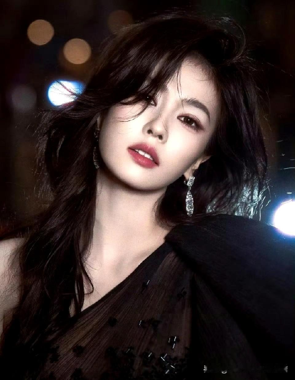 西瓜暗号揭开时尚新篇章，白鹿即将迎来个人首本五大刊《嘉人》三月刊。90/95