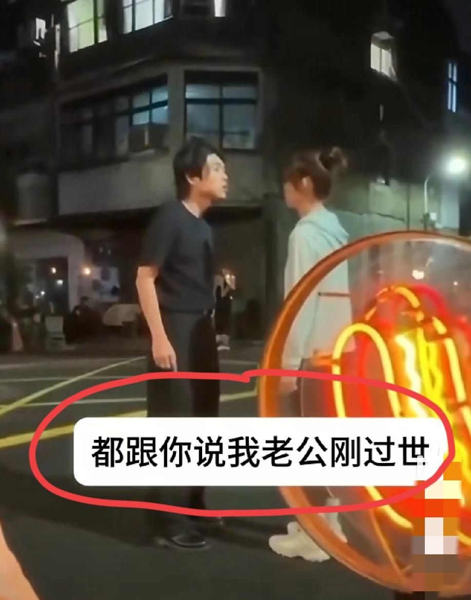 台湾街头一对男女对话，真实再现台湾偶像剧场景，感觉电视剧拍的还是有点保守了……