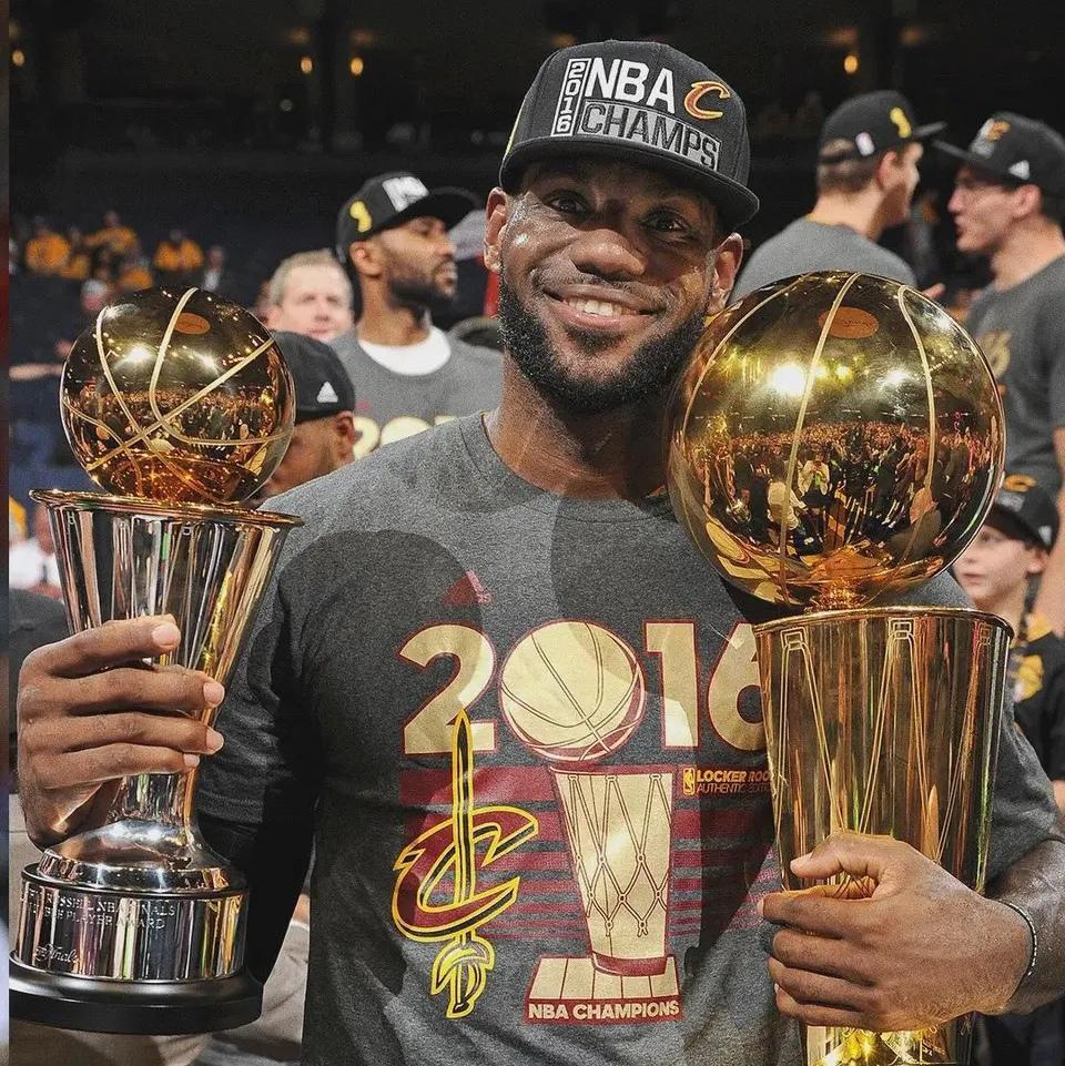 克利夫兰媒体为詹姆斯发声！“无论勒布朗流浪了几支球队，他永远是克利夫兰的英雄，骑