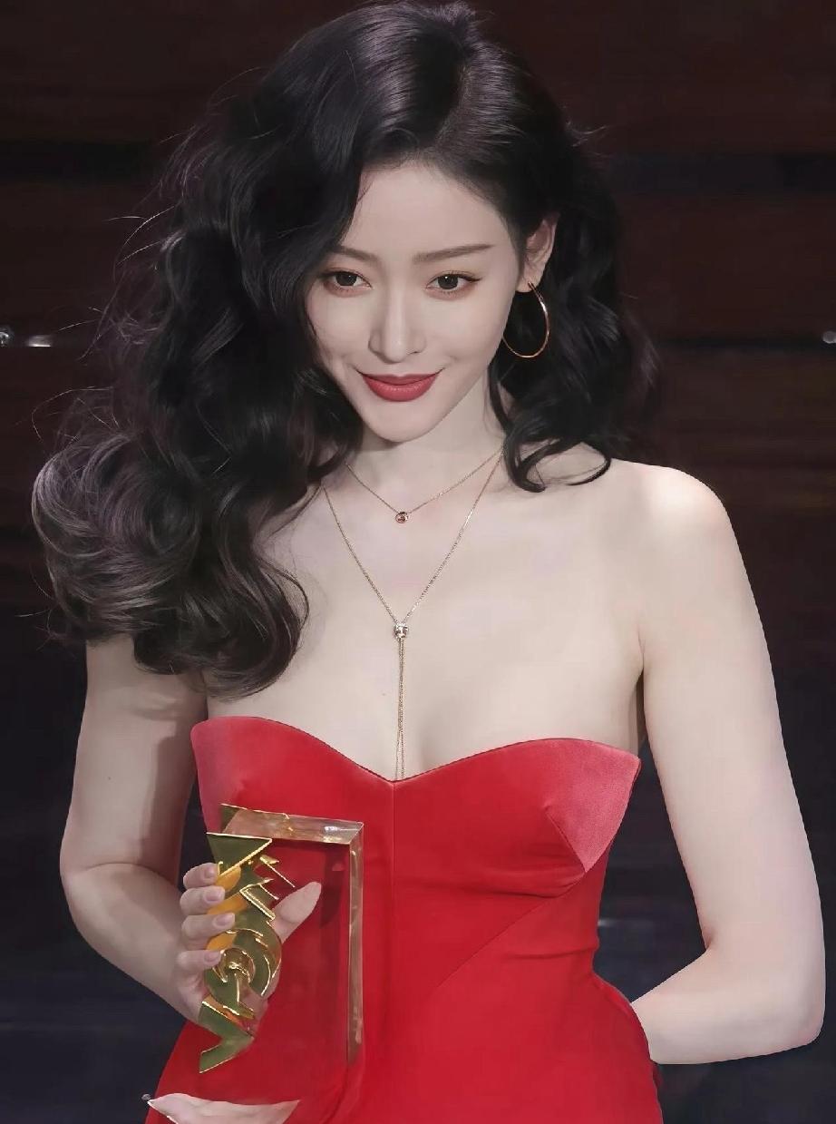 张天爱亮相活动红毯，尽显成熟女性独有的魅力！一袭正红色抹胸缎面礼服，顺滑垂