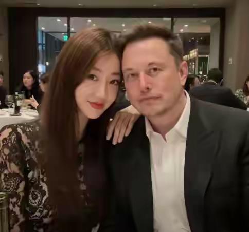 马斯克和他的女友，这女友长得像极了东方人。但千万别把她当成普通花瓶，人家可是实