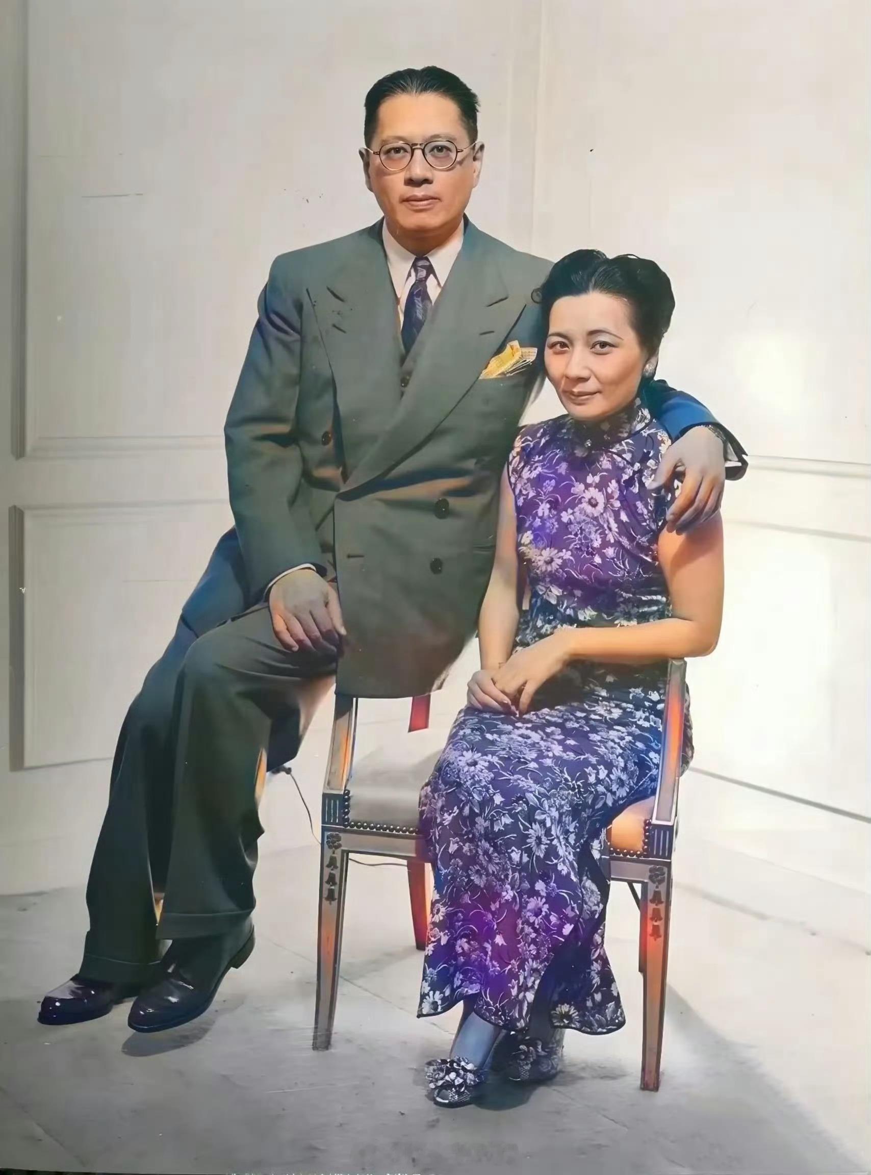 1946年，南京。宋子文与妹妹宋美龄，这不是演员扮的，这是货真价实的历史照片。美
