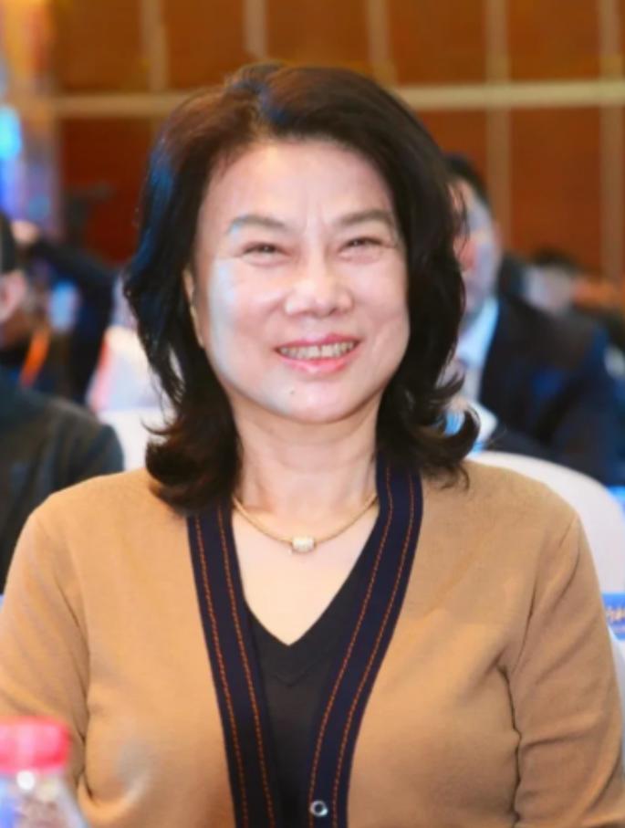 2004年，董明珠像发狂的母狮子大吼：“你们9亿就要把格力卖给老美，休想！”领导