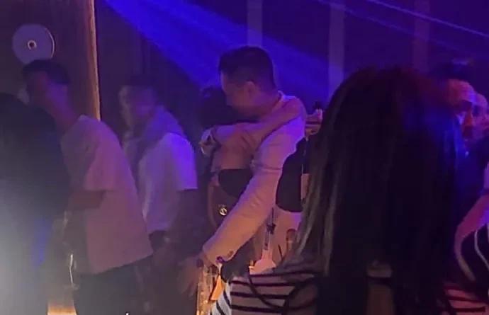 老公李乘德夜店搂抱美女，胡杏儿首次正面回应！5月8日，据港媒报道，胡杏儿出席活