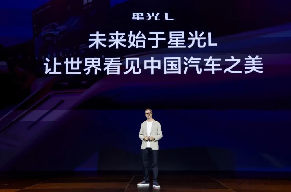 五菱星光L正式上市，权益价10.98万起。不到11万买一台车长近5米的大六座