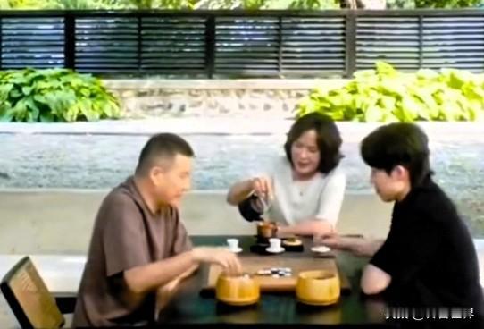 王楚钦批评妈妈，没觉得妈妈有啥尴尬，反而让众人看到一个温柔贤惠的好妈妈。一家三口