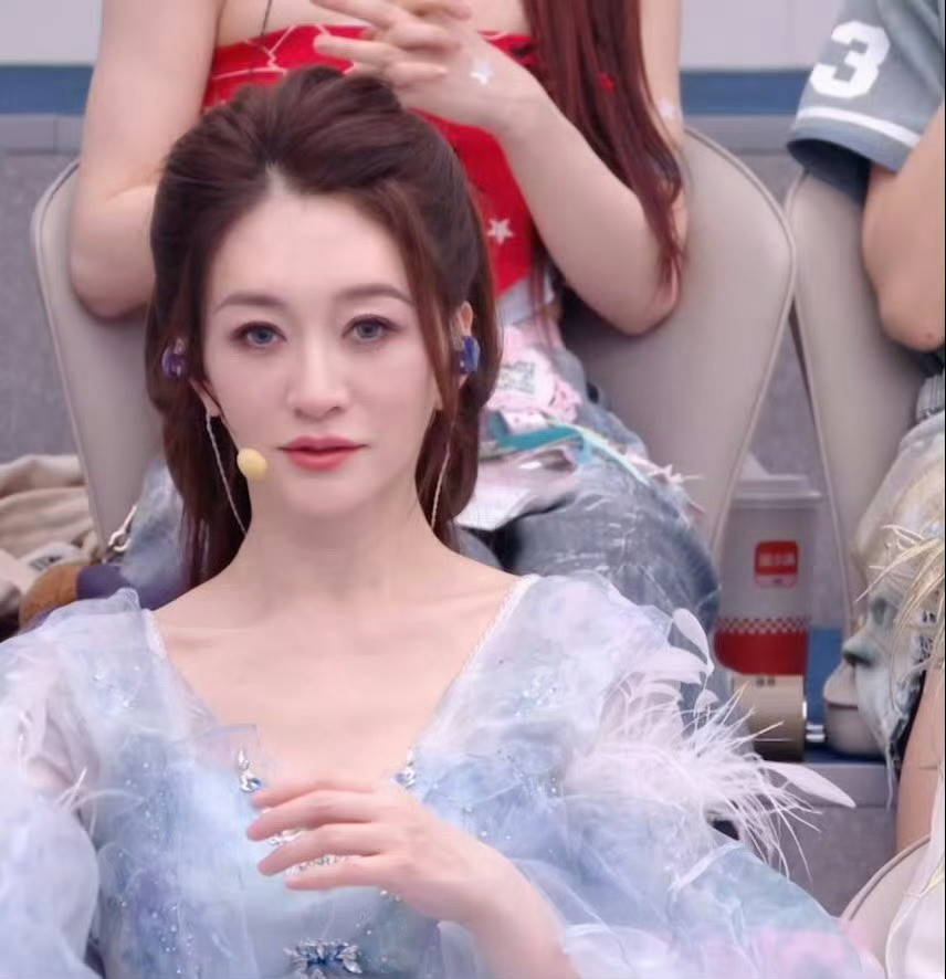李小冉蓝色美瞳李小冉这个蓝色美瞳简直太美太仙了！衬的小冉姐姐更加仙女下凡～这个敬