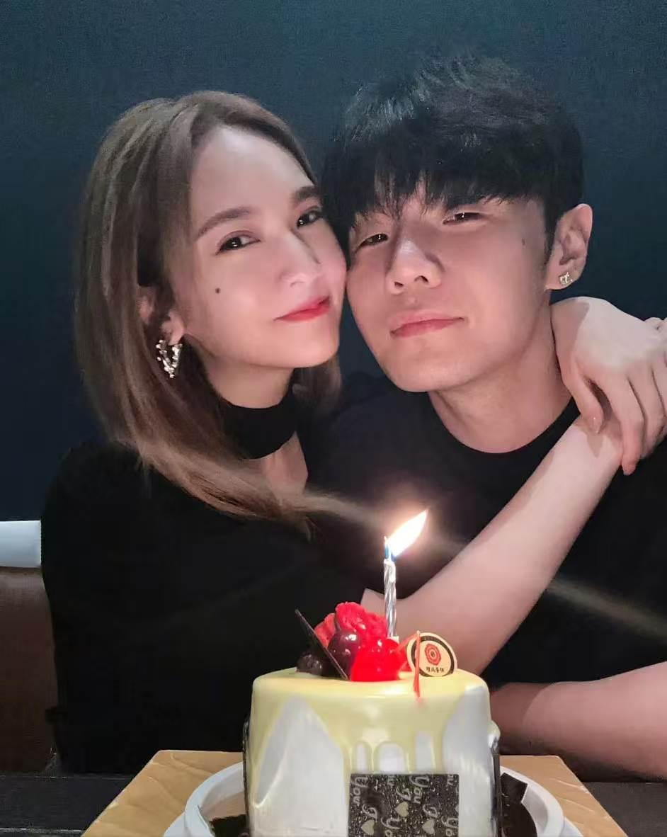 特意查了一下李荣浩的老婆，才发现他老婆既不是圈外素人，也不是豪门千金，而是