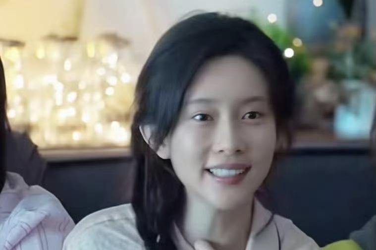 孟子义素颜很显年轻，有种学生般的憨憨感，但是一化妆，就成了成熟明艳的大美女了。