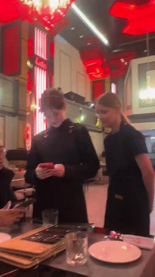 两名中国男子在俄罗斯的一家餐厅里吃饭。他们看到餐厅的两个女服务员长得都非常的漂