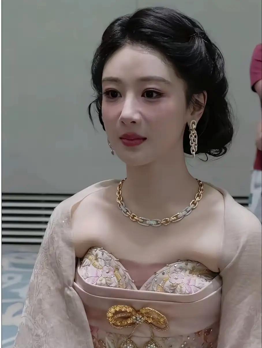 女明星里，我最搞不懂的就是杨紫icon了，你说她才33岁，难道没人告诉她