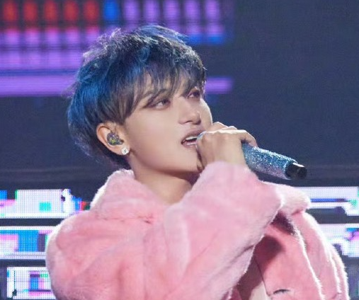 黄子韬冲上了热搜这次他拍着胸脯说话，字里行间都是兴奋和笃定，一番话让粉丝激动不