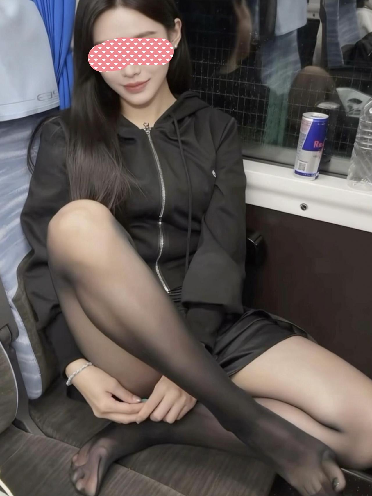 再也不信什么“精致出行了”！大半夜坐火车穿成这样简直是受罪😫裙子容易走光，